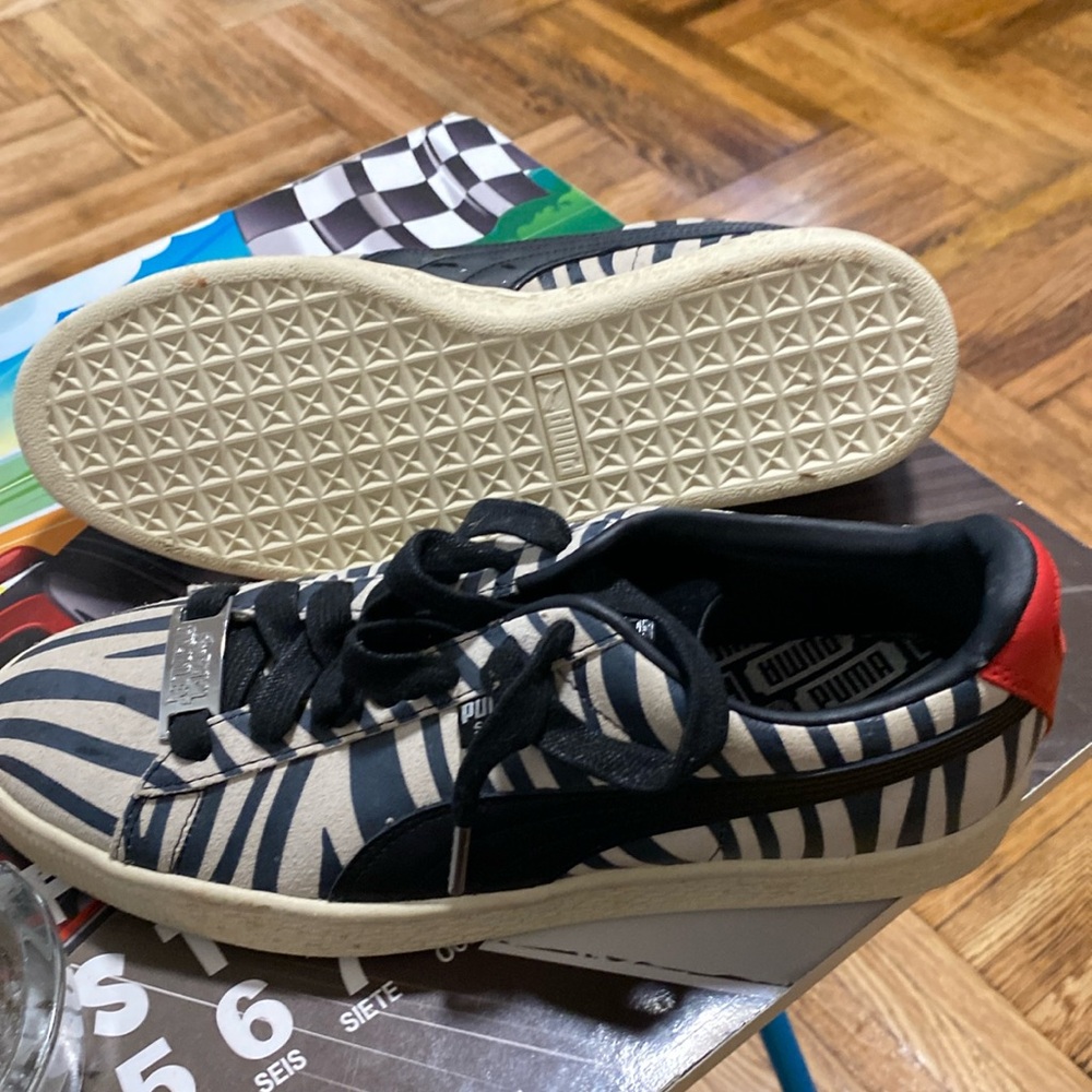 A pair f puma sneakers never been worn can work out price